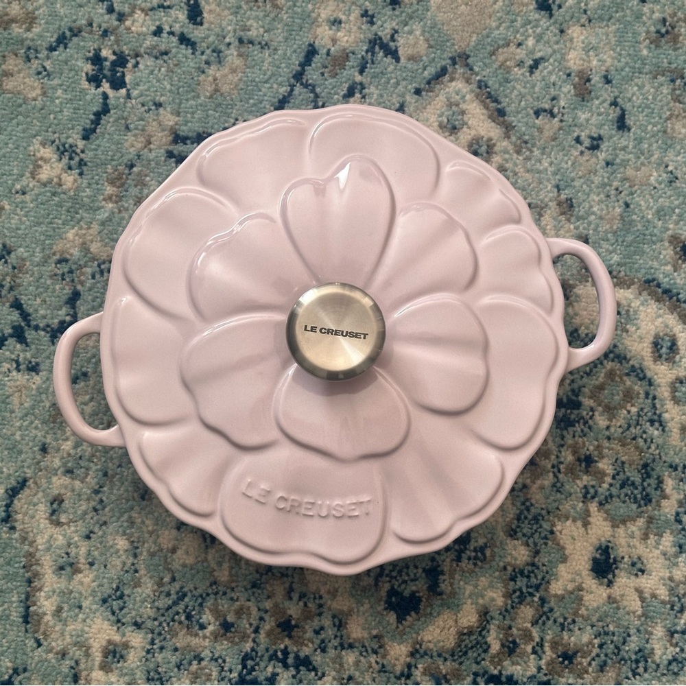 NWT beautiful 2.25qt 26cm petal braiser in Shallot.